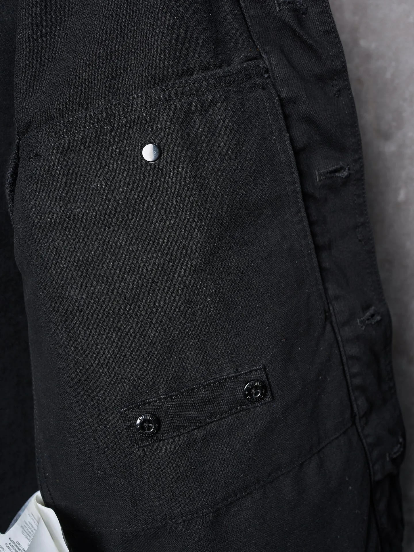 P510 Actual auction] Stonesland/Stone Island badge denim jacket [Ready stock] S M L Simple lines outline a neat silhouette and outline a casual and free style. The workwear gene is infused with luxury DNA. Simple charm and versatile charm. Imported machine embroidery technology is used. Advanced computer control system and precision mechanical parts are used to realize the Stonesland badge embroidery operation with high precision. The lines are smooth and delicate. The whole garment is washed with Zhongxiao. Use a special solution to remove stains and slight fading. Then use a strong washing method to fade the color and make it more uniform. The whole piece of clothing is stitched together using a clip-on machine. The clip-on machine can control the distance between the two needles by changing the needle position, achieving seamless splicing, smoothness, neatness, and a loose fit.